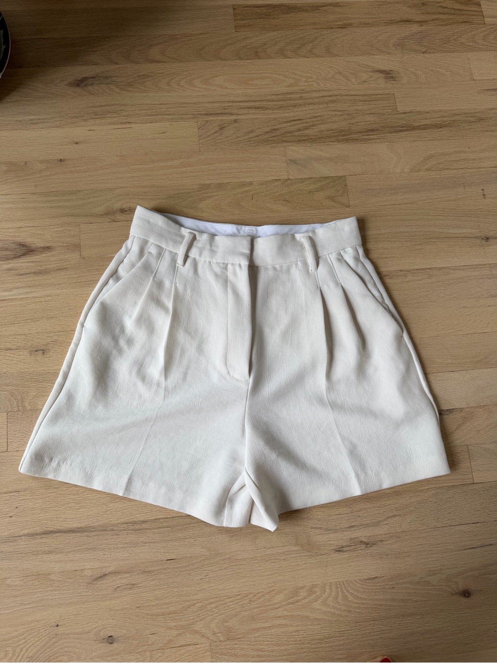Aritzia Wilfred Effortless Shorts in Ivory